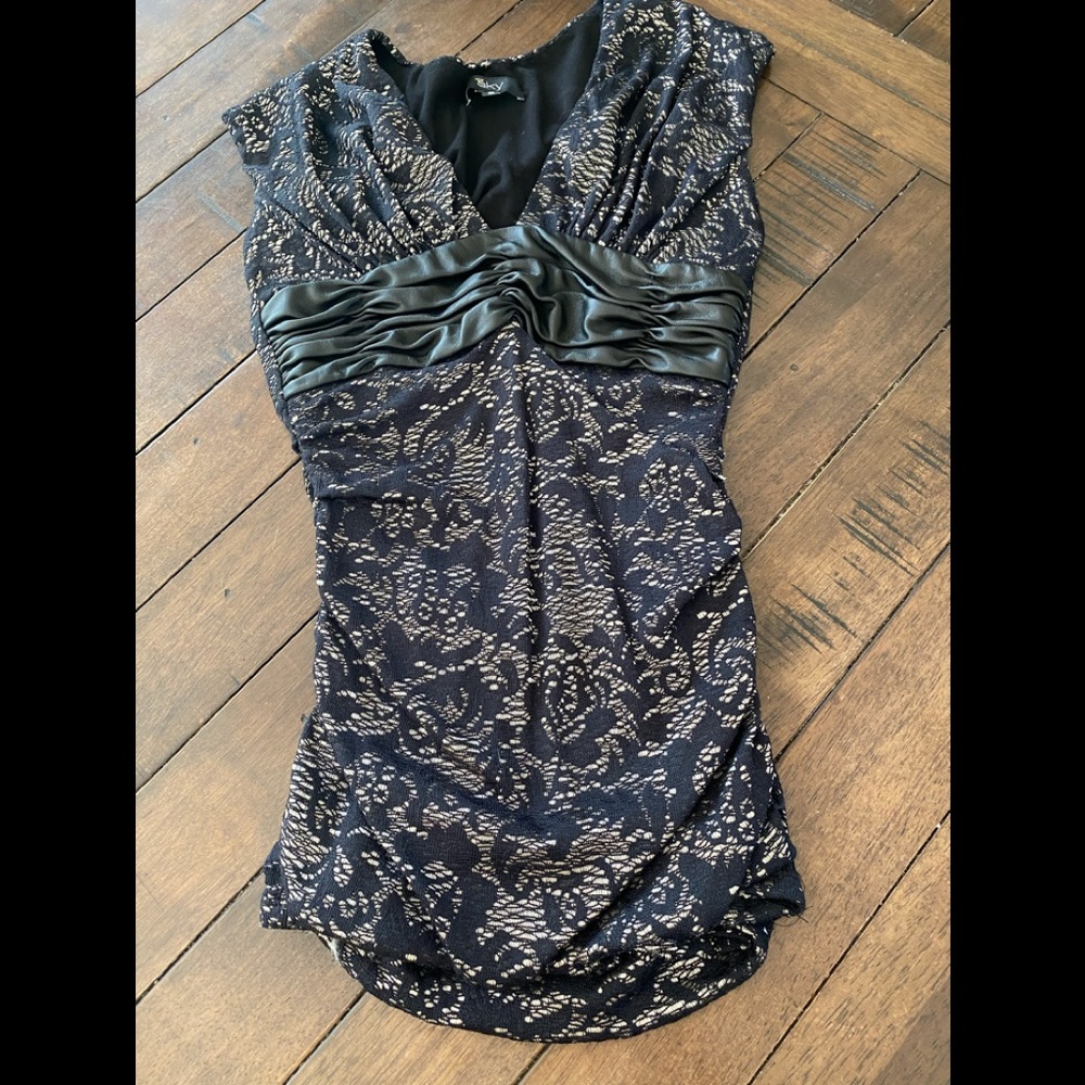 Sky size Small black and gold top ⭐️⭐️